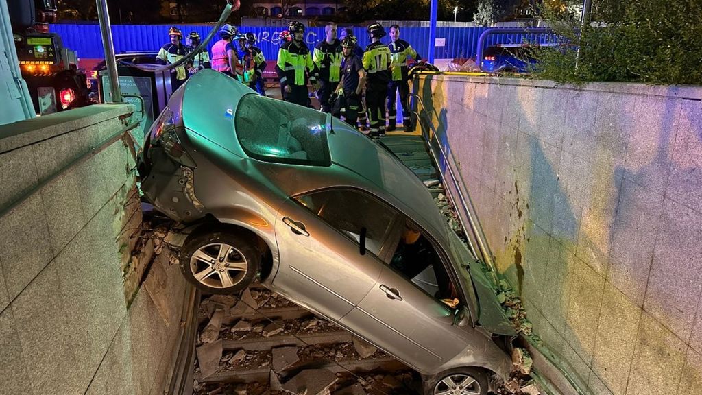 Violento choque entre dos coches en el Paseo de la Castellana: uno queda incrustado en una boca de metro