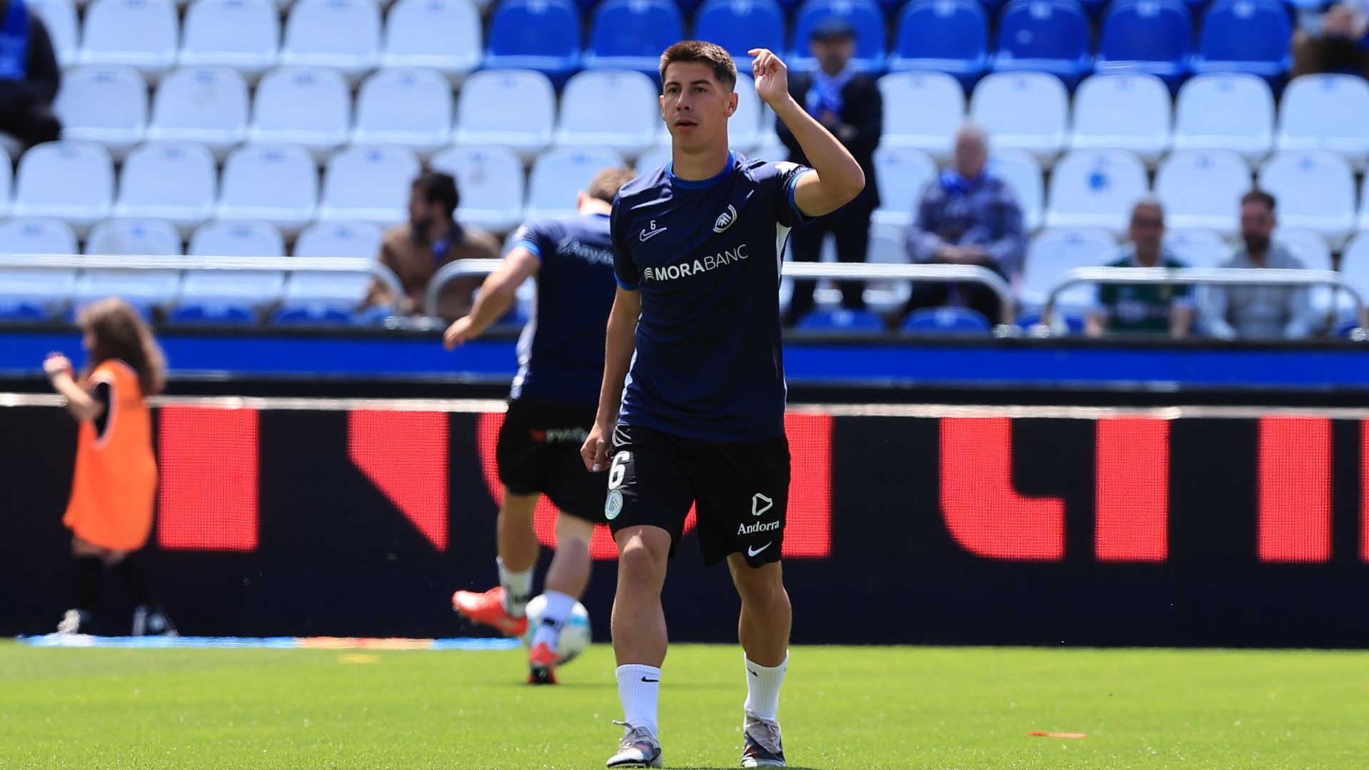 Dani Villahermosa, durante un calentamiento con el Andorra.