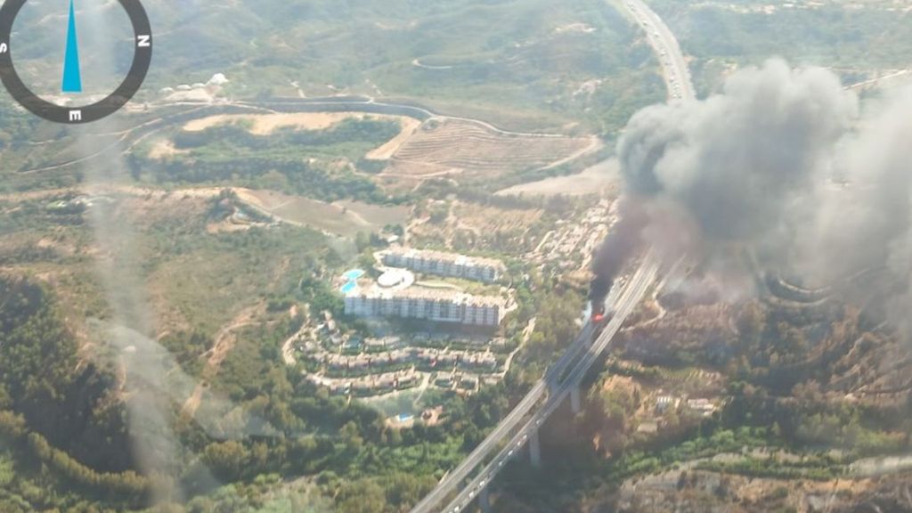 Al menos un muerto y cinco heridos graves al arder un camión que obliga a cortar la autopista en Benahavís