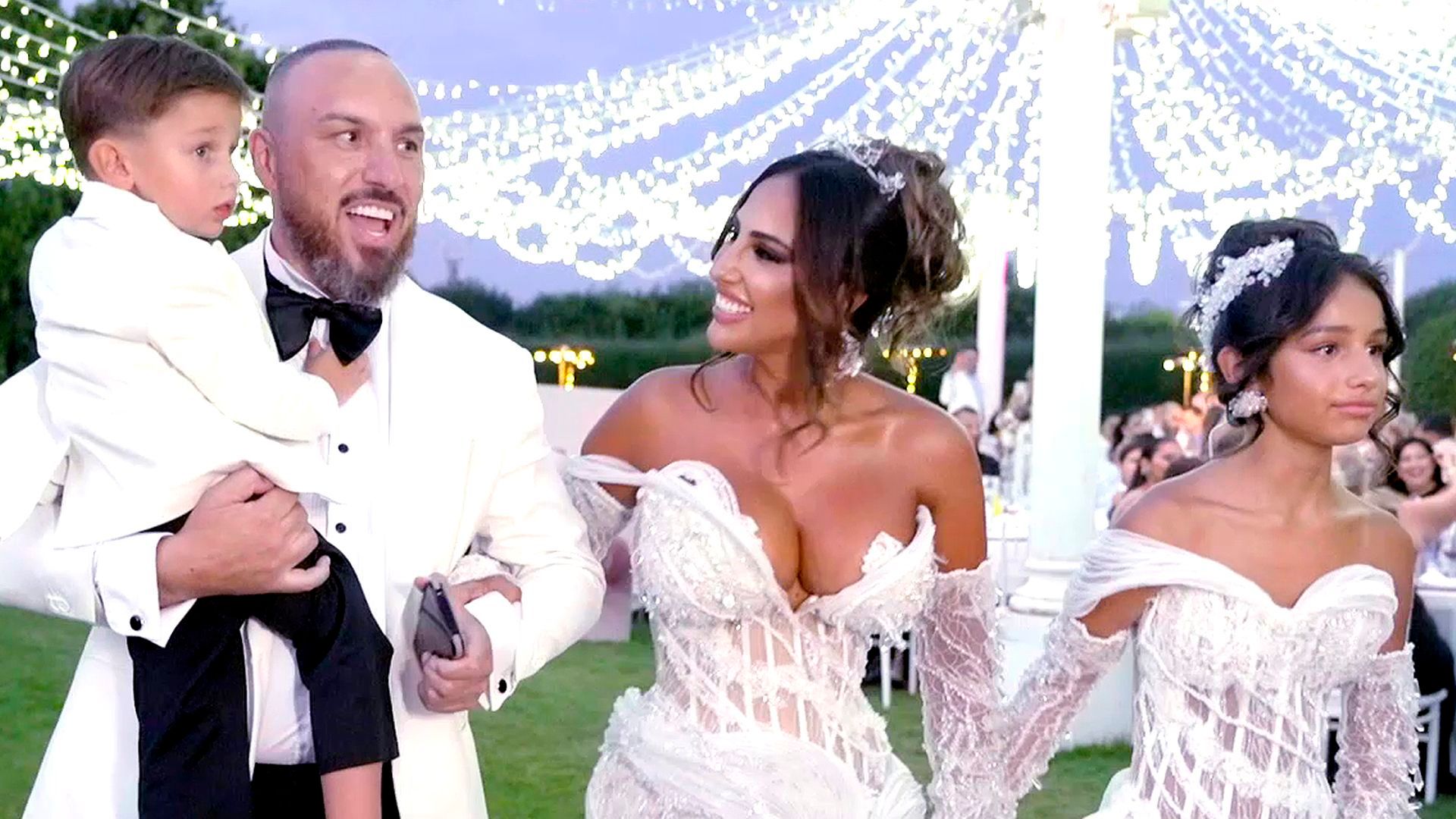 El bautizo del hijo de Noemí desde dentro: la fiesta, paseíllo con bengalas y tensión