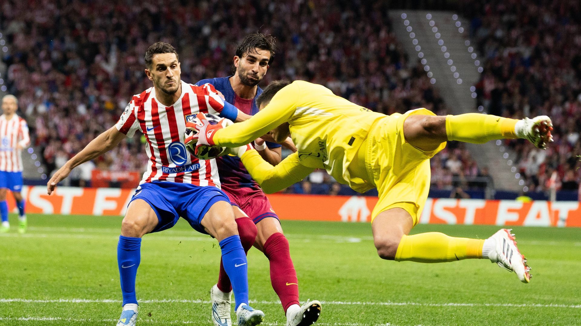 Ferran Torres en un partido contra el Atlético la pasada temporada