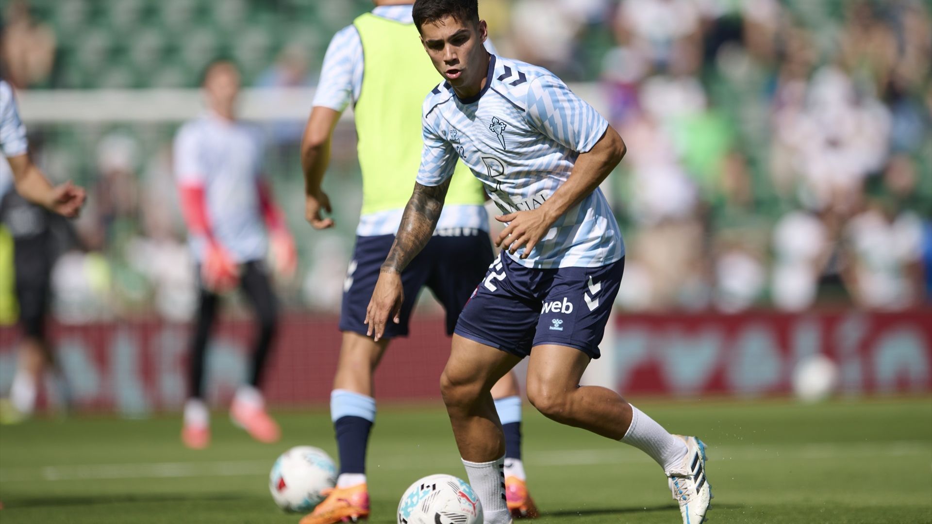 Hugo Sotelo calienta con el Celta