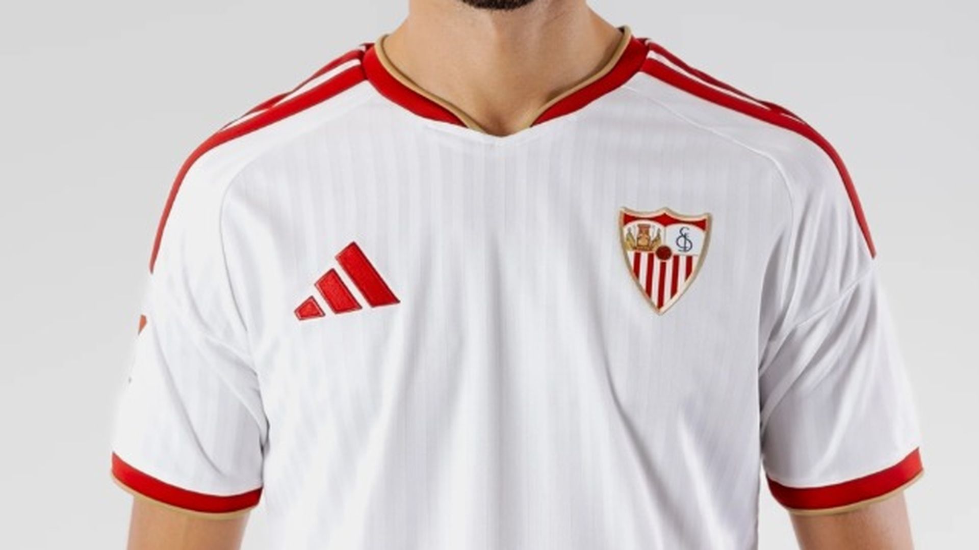 Kike Salas, con la nueva camiseta del Sevilla