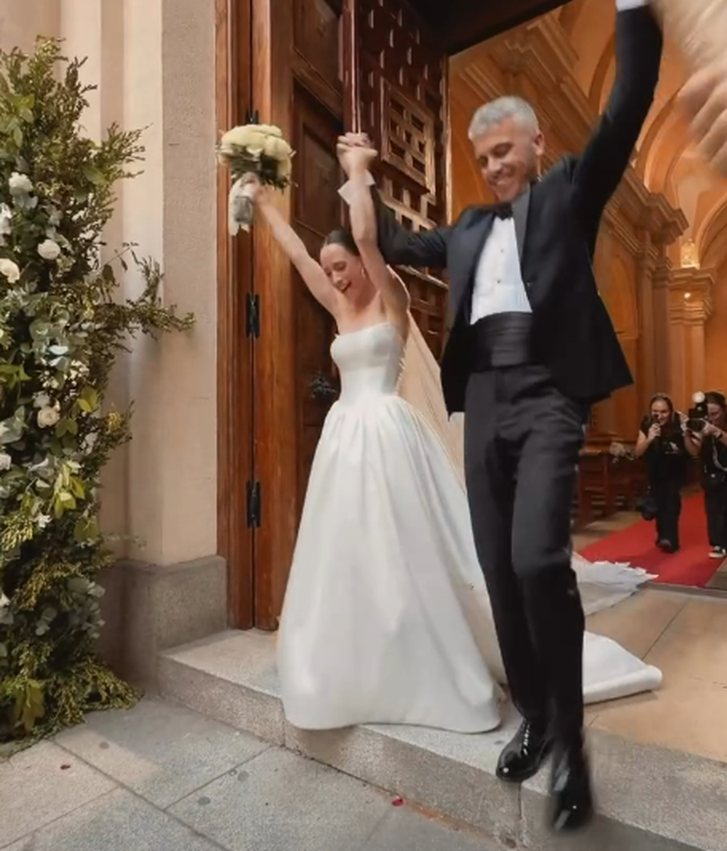 La actriz ha llevado un vestido de novia palabra de honor confeccionado en un tejido satinado