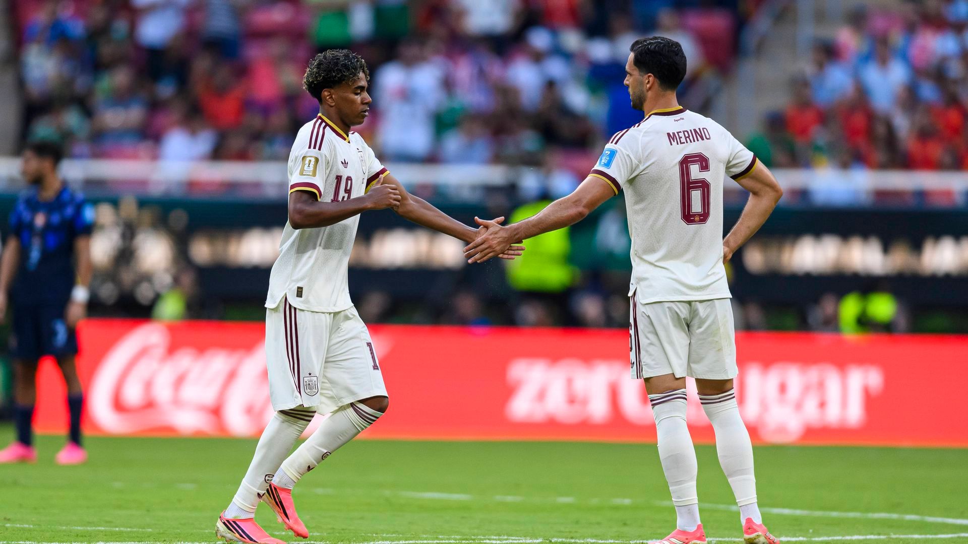 Lamine Yamal saluda a Mikel Merino con España Lamine Yamal saluda a Mikel Merino con España