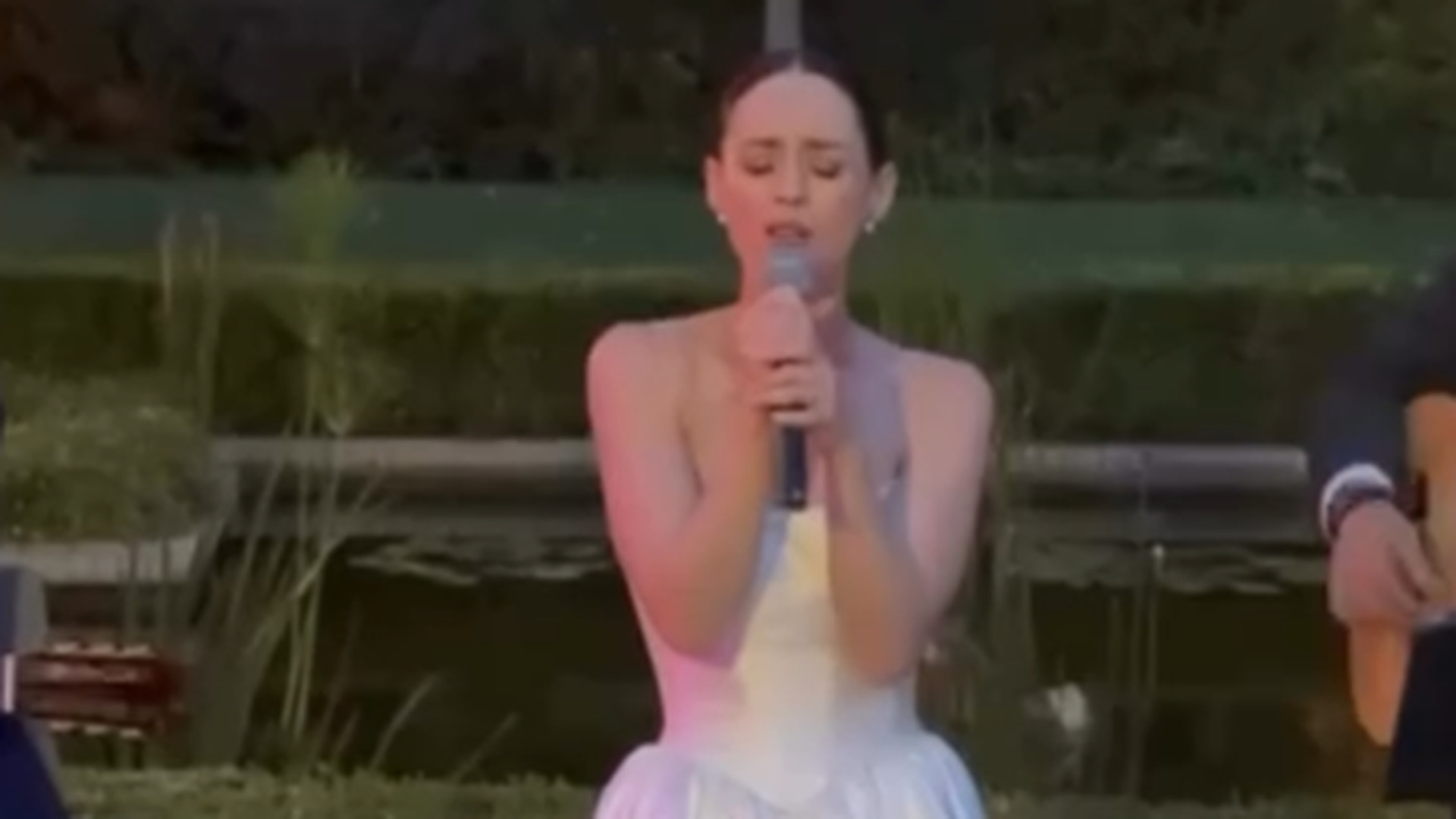 Los detalles de la boda entre Elena Rivera y David Redondo: la actriz sorprende a los invitados al cantar durante la celebración Los detalles de la boda entre Elena Rivera y David Redondo: la actriz sorprende a los invitados al cantar durante la celebración