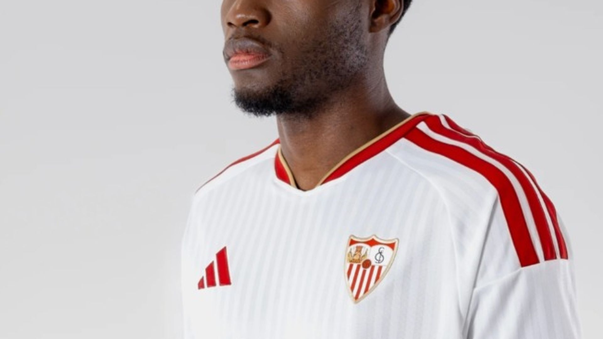 Lucién Agoumé, con la nueva camiseta del Sevilla
