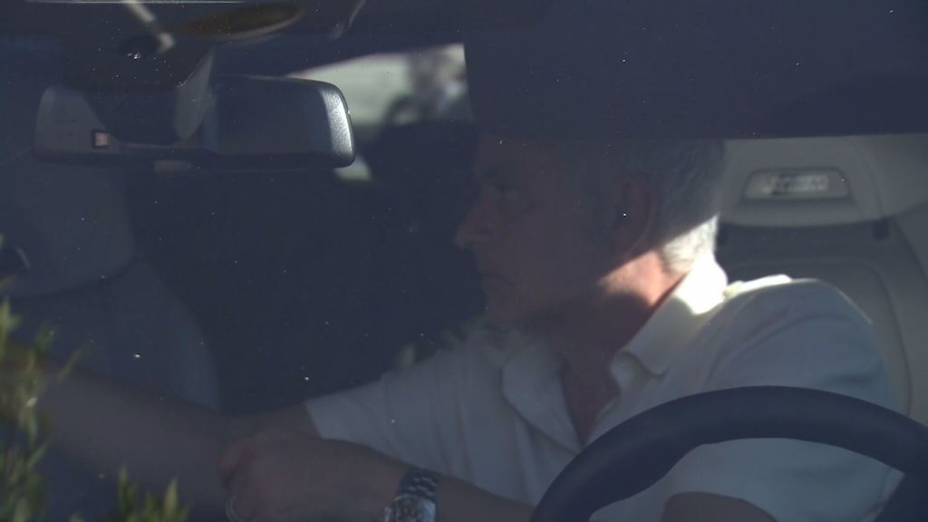 Mourinho desata la locura en Valdebebas: varios minutos firmando mientras los madridistas le cantan