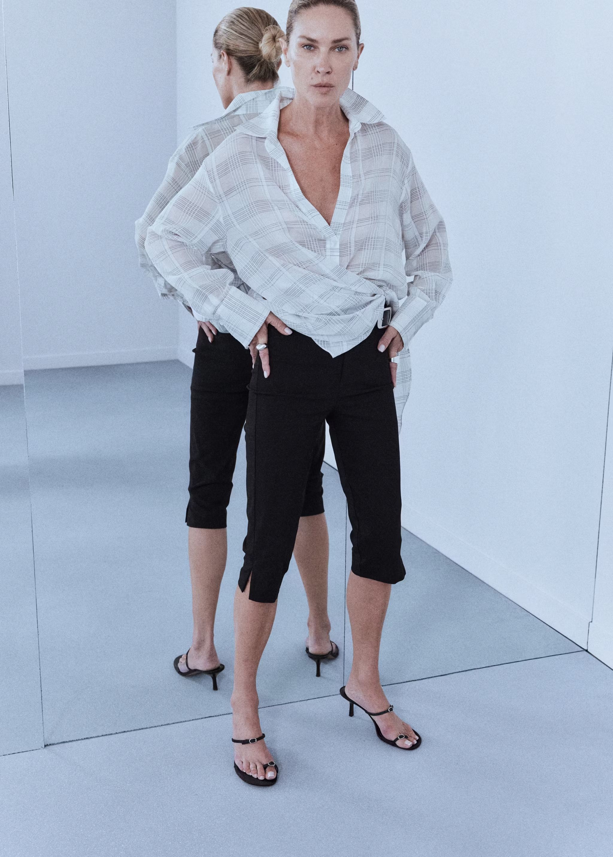 Pantalón capri negro de Mango