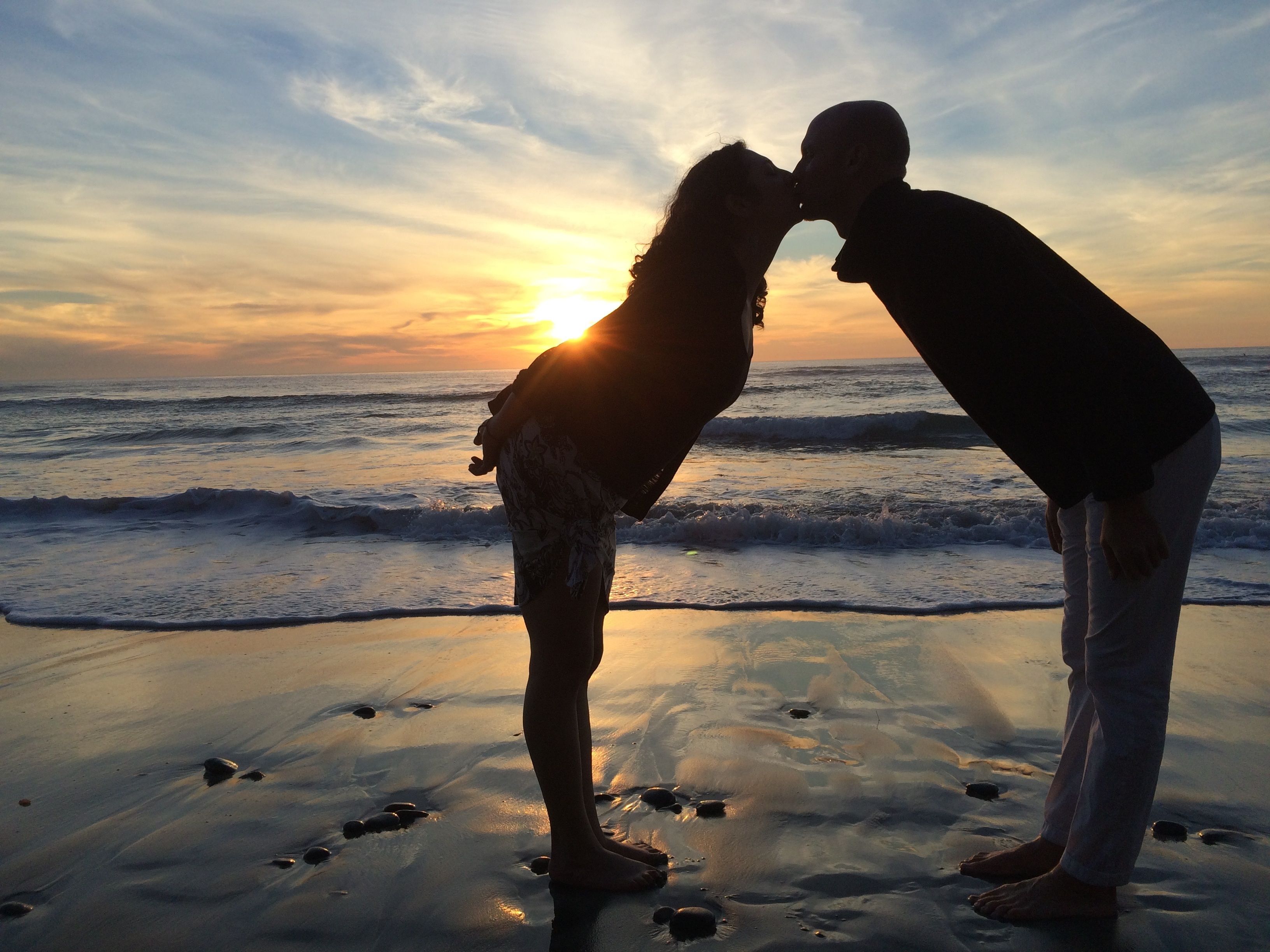 Pareja besándose junto al mar