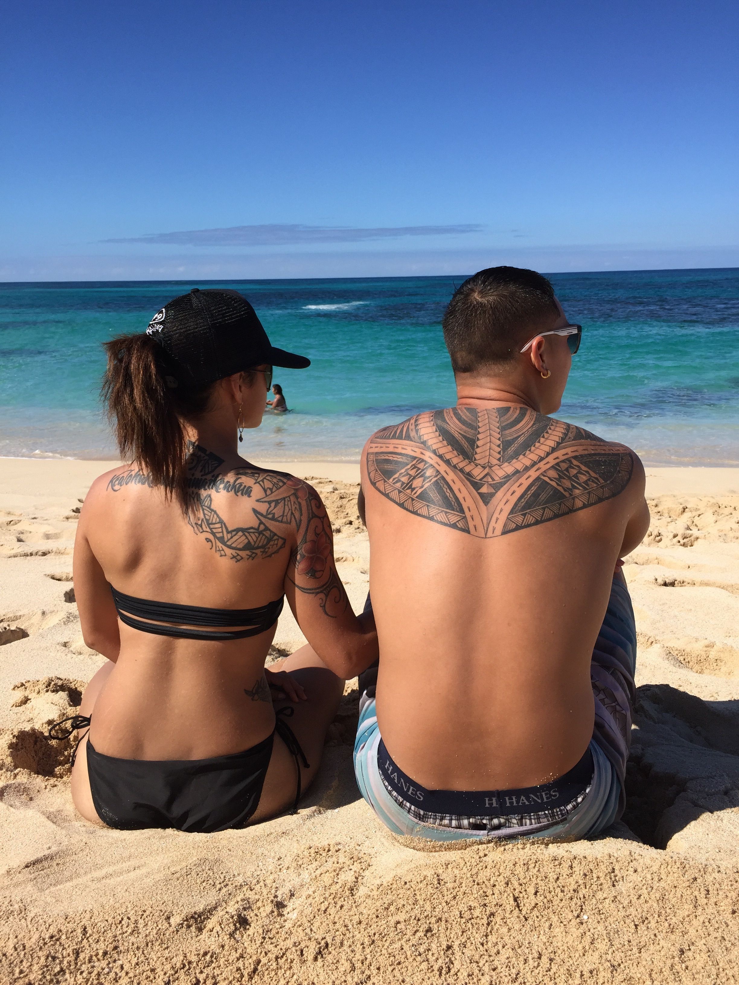Pareja sentada en la playa