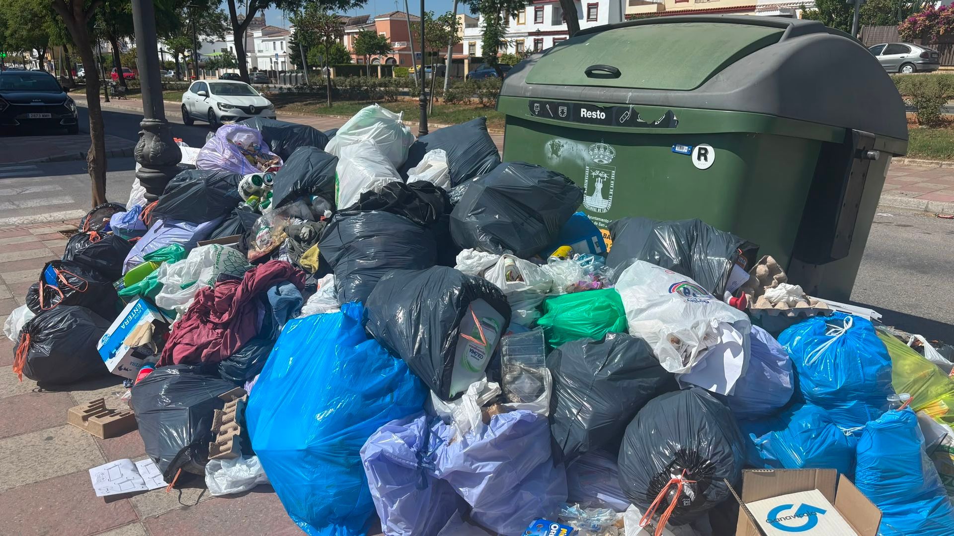 Pestilente huelga de basura: diez días acumulando residuos con el calor en Las Cabezas de San Juan, Sevilla Pestilente huelga de basura: diez días acumulando residuos con el calor en Las Cabezas de San Juan, Sevilla