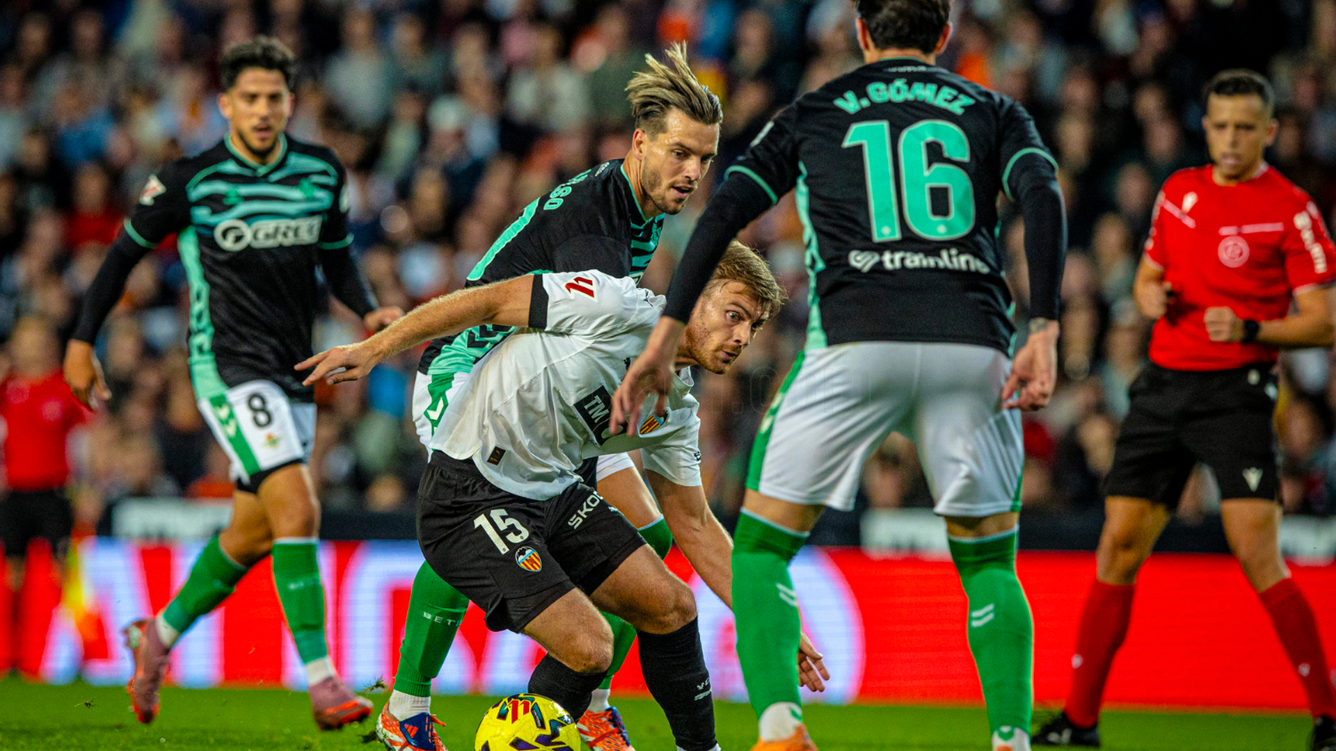 Un lance del último Valencia CF - Real Betis
