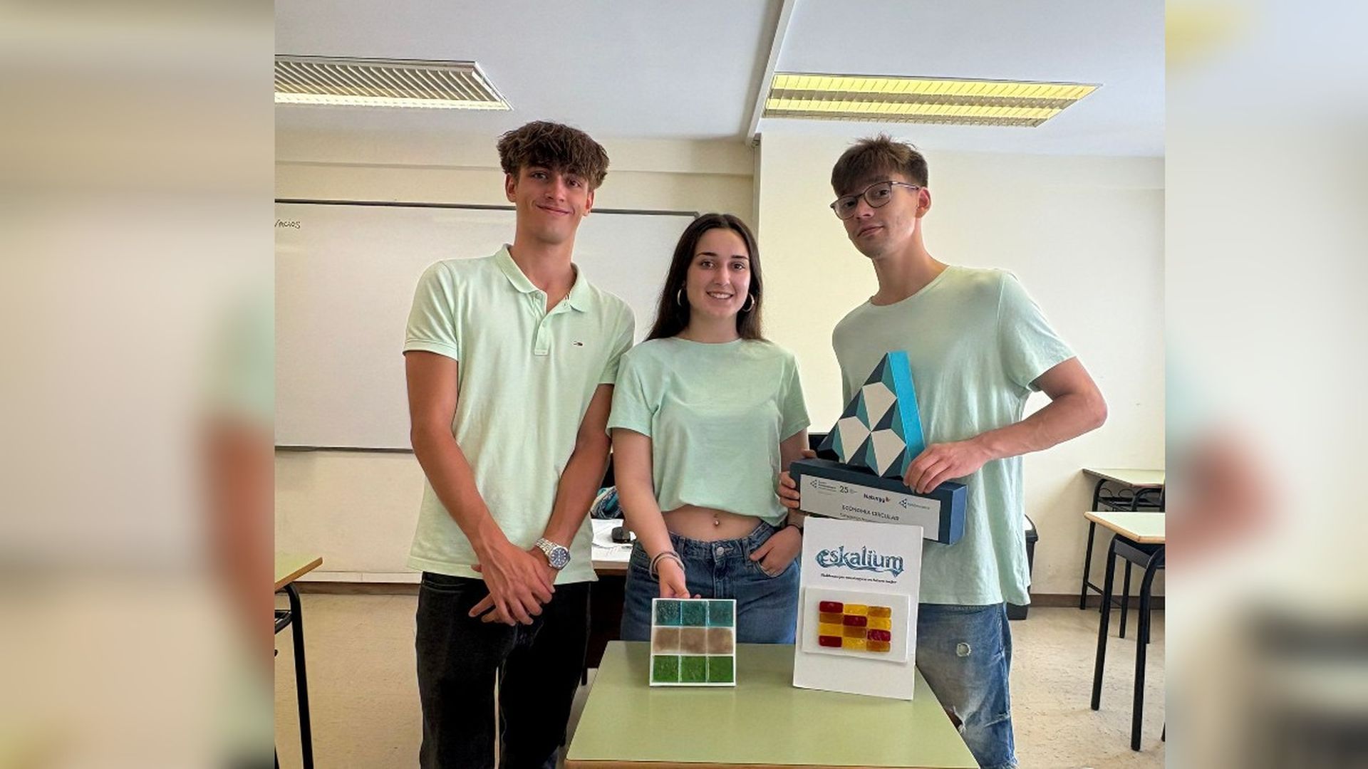 Álex Pernas, Carmen Pastoriza y Diego Cayazzo, estudiantes del instituto Nebrija Torre de Hércules de A Coruña Álex Pernas, Carmen Pastoriza y Diego Cayazzo, estudiantes del instituto Nebrija Torre de Hércules de A Coruña