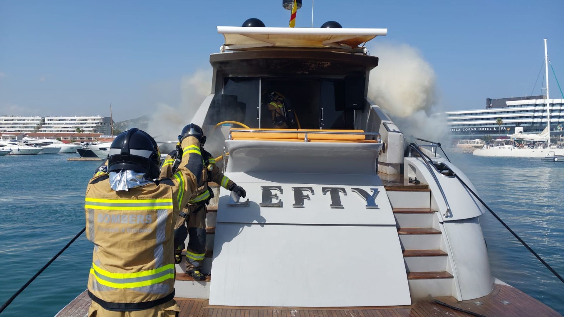 Arde el yate en el que Lamine Yamal pasó sus vacaciones el verano pasado en Ibiza: un Jaguar 72 de 23 metros de eslora Arde el yate en el que Lamine Yamal pasó sus vacaciones el verano pasado en Ibiza: un Jaguar 72 de 23 metros de eslora
