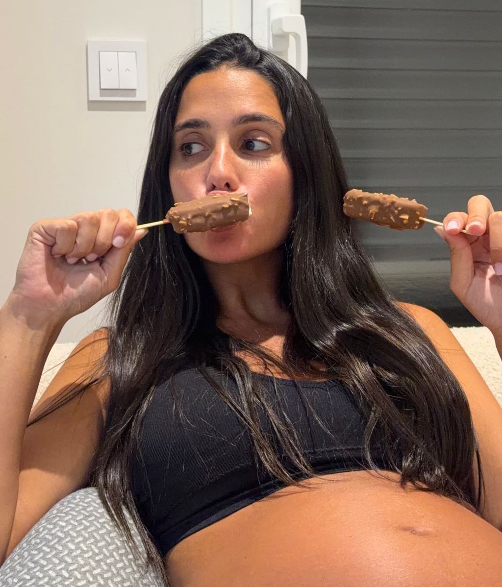 Claudia Martínez con los seis helados almendrados pequeños individuales