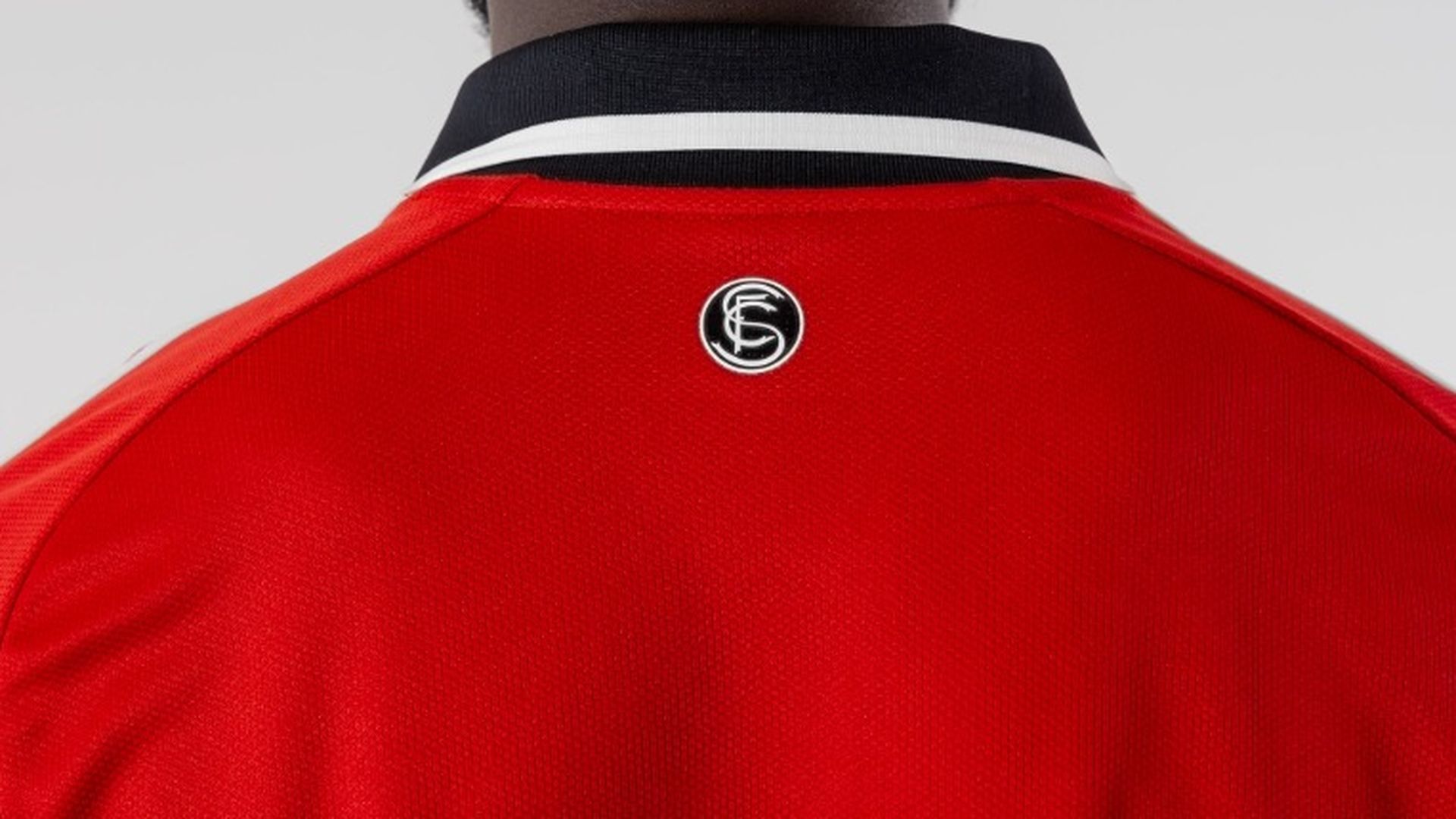 Detalles en la nueva camiseta del Sevilla