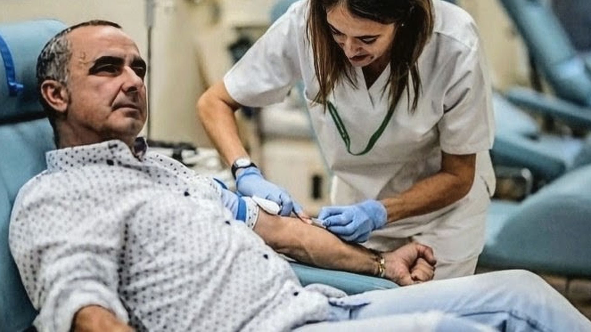 El granadino que ostenta el récord de ser el mayor donante de sangre de España: "Empecé en la mili y no he parado" El granadino que ostenta el récord de ser el mayor donante de sangre de España: "Empecé en la mili y no he parado"