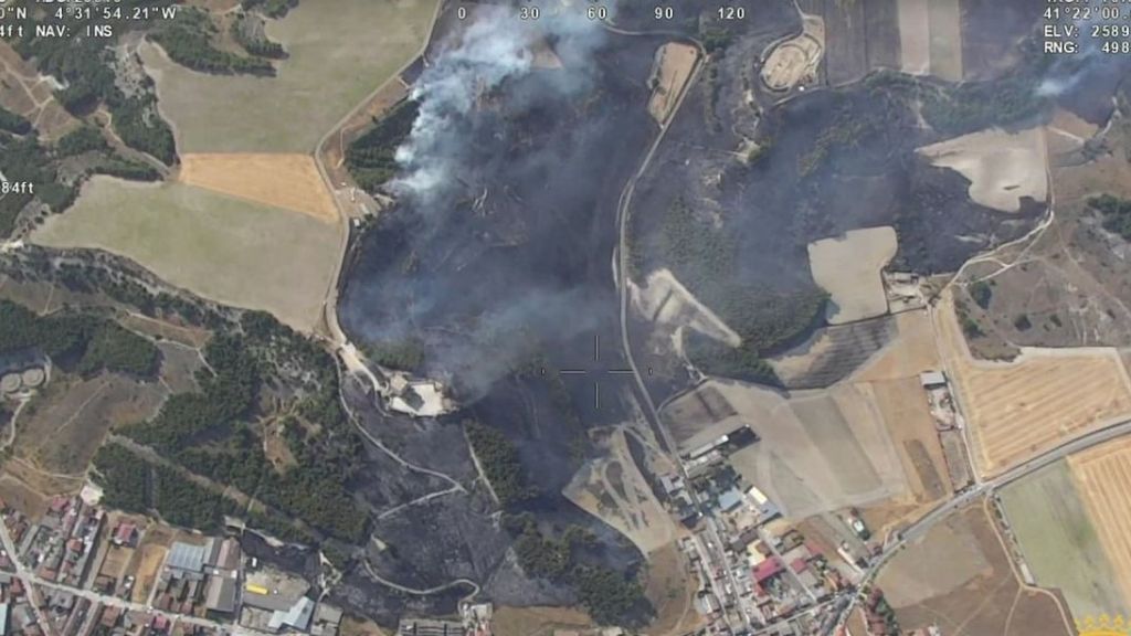 El incendio próximo al castillo de Íscar, en Valladolid, mejora notablemente tras quemar pinar, pasto y cereal