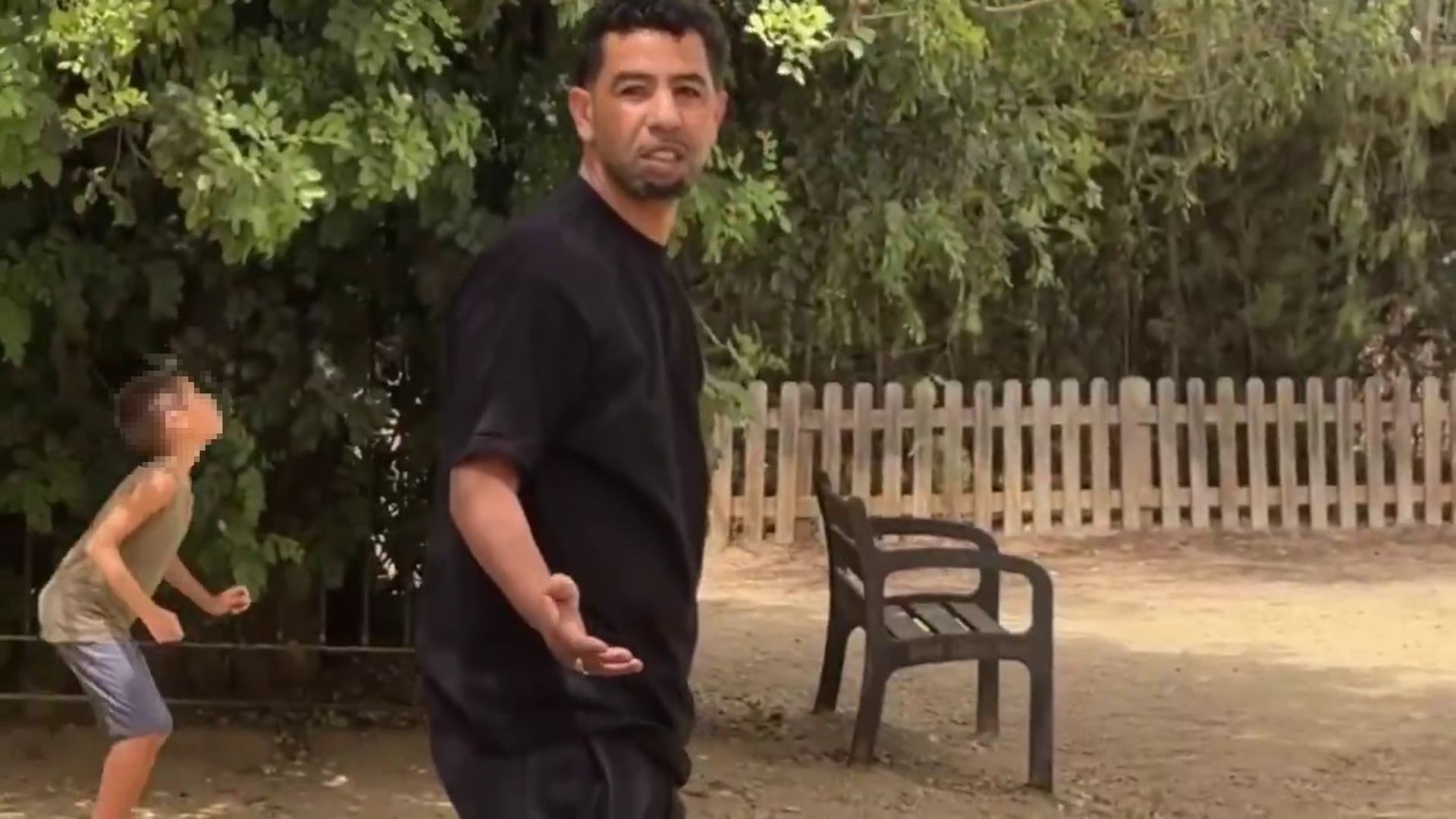 El padre de Lamine Yamal, en un parque de Barcelona El padre de Lamine Yamal, en un parque de Barcelona