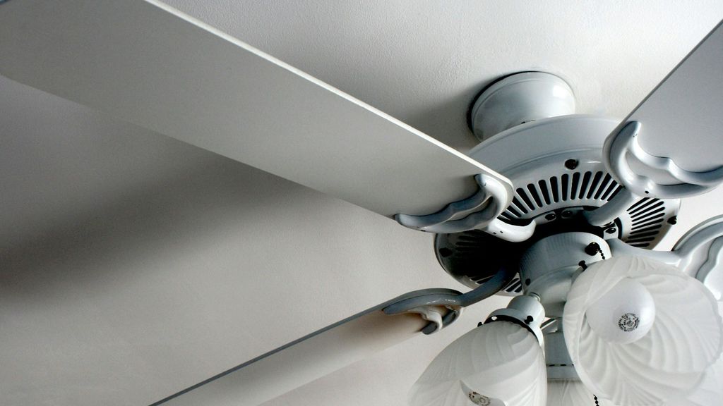 El truco para que tu ventilador de techo enfríe más