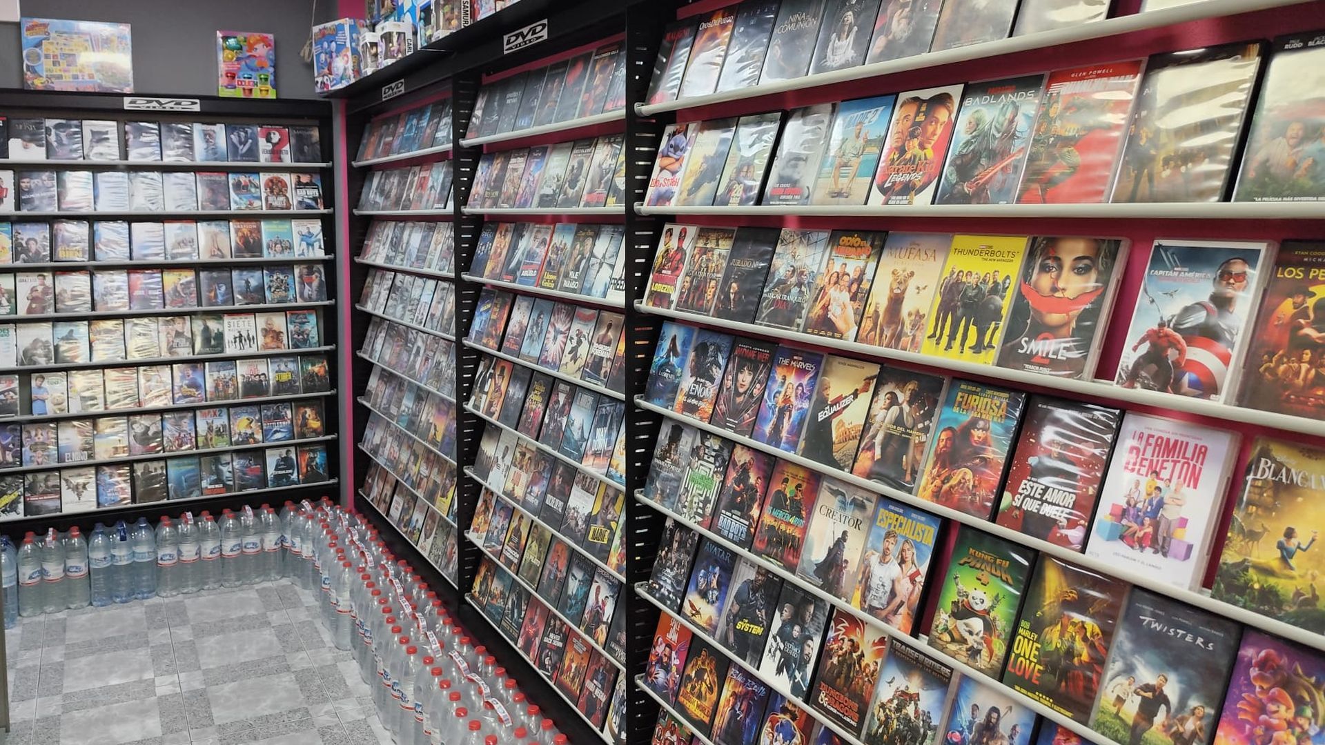 El videoclub de Viator, Almería, que se resiste a desaparecer: "Me gustaría dejarlo como un museo" El videoclub de Viator, Almería, que se resiste a desaparecer: "Me gustaría dejarlo como un museo"