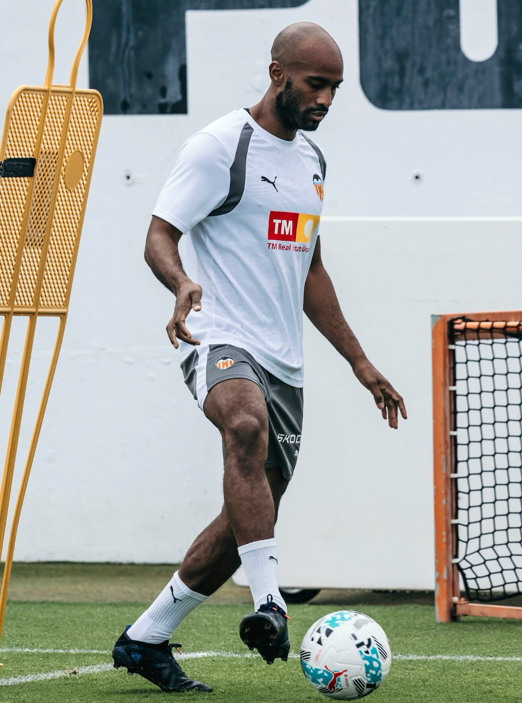 Foulquier entrenando en Paterna ya toca balón