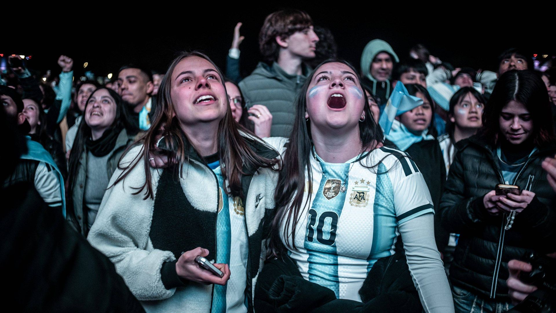 Hinchas de Argentina celebran en Buenos Aires la victoria ante Suiza en cuartos de final del Mundial Hinchas de Argentina celebran en Buenos Aires la victoria ante Suiza en cuartos de final del Mundial