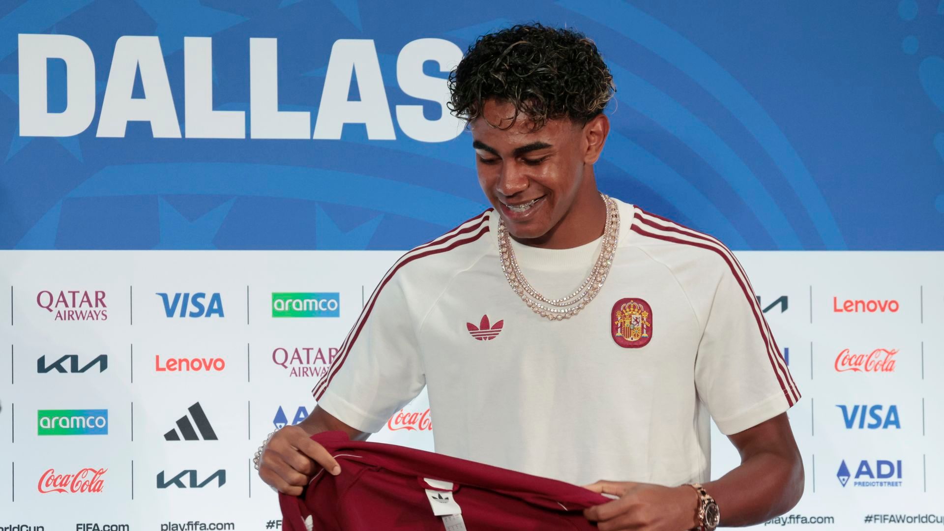 Lamine Yamal luciendo su collar en rueda de prensa