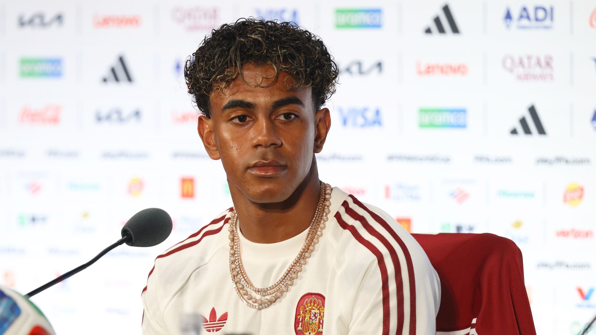 Lamine Yamal luciendo su collar en rueda de prensa