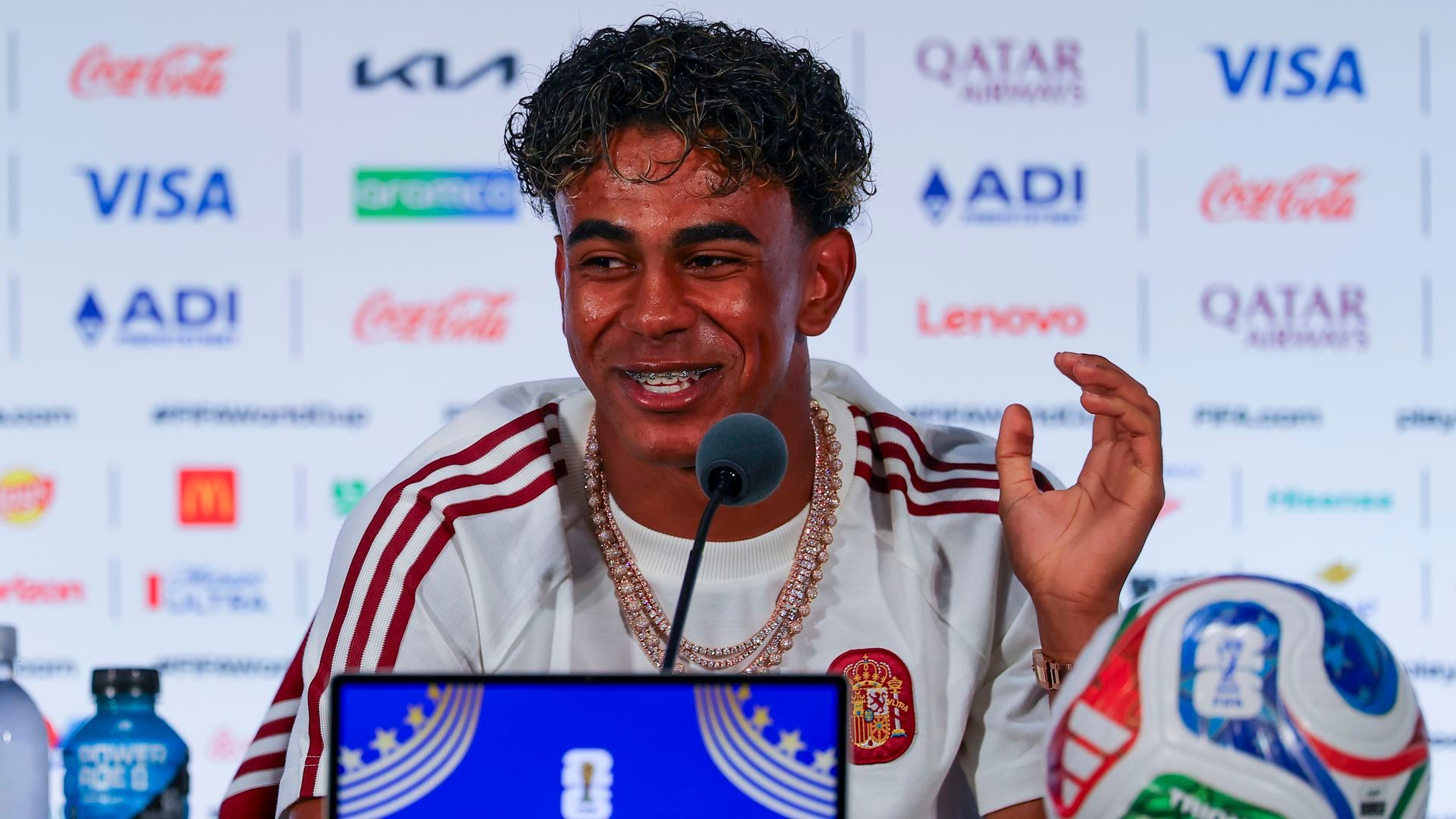 Lamine Yamal luciendo su collar en rueda de prensa