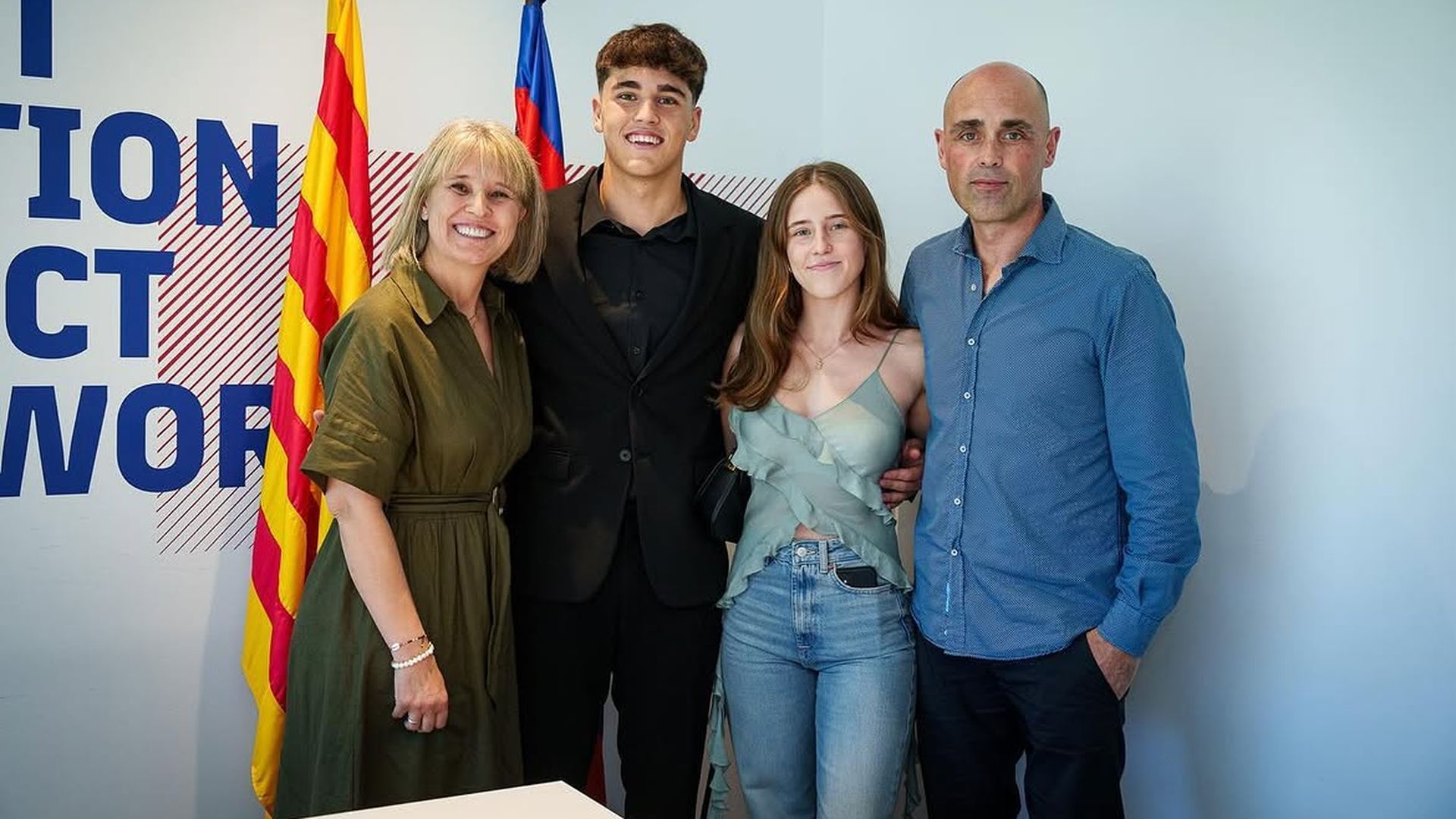 Los padres de Pau Cubarsí, Robert y Glòria, han jugado un papel clave en su vida y su carrera