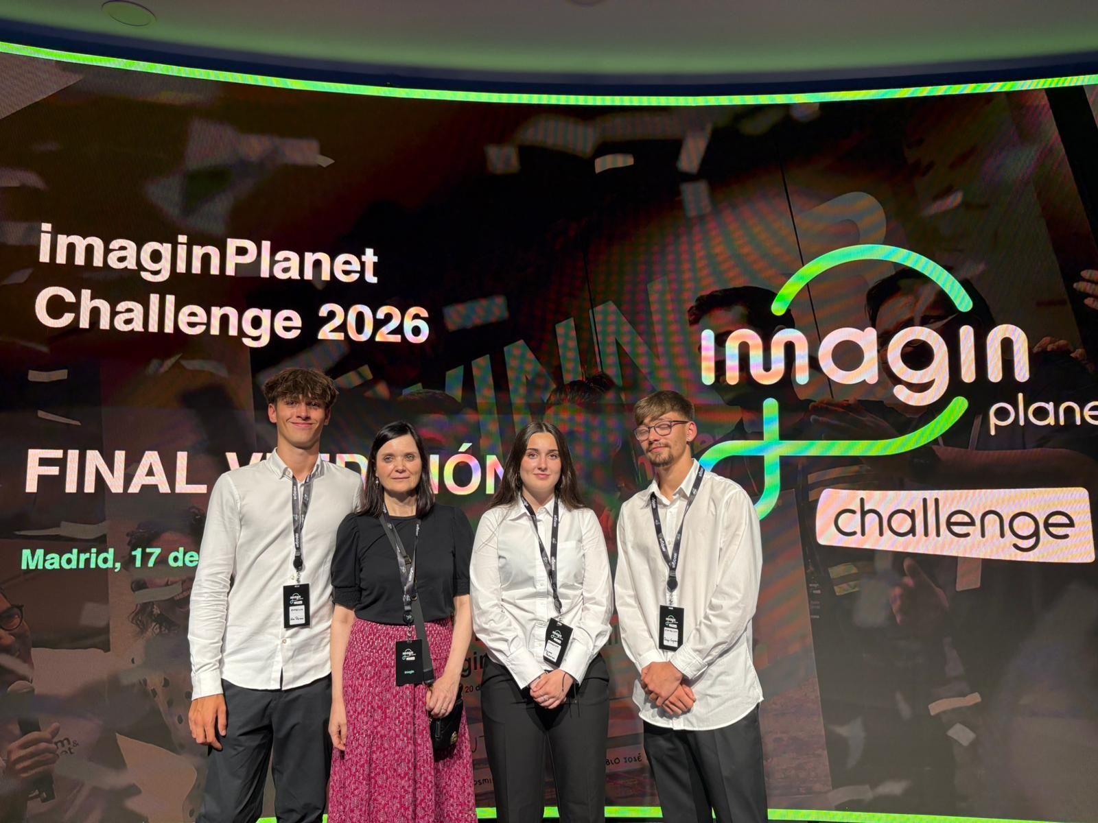 Los tres alumnos con su profesora en el ImaginPlanet Challenge