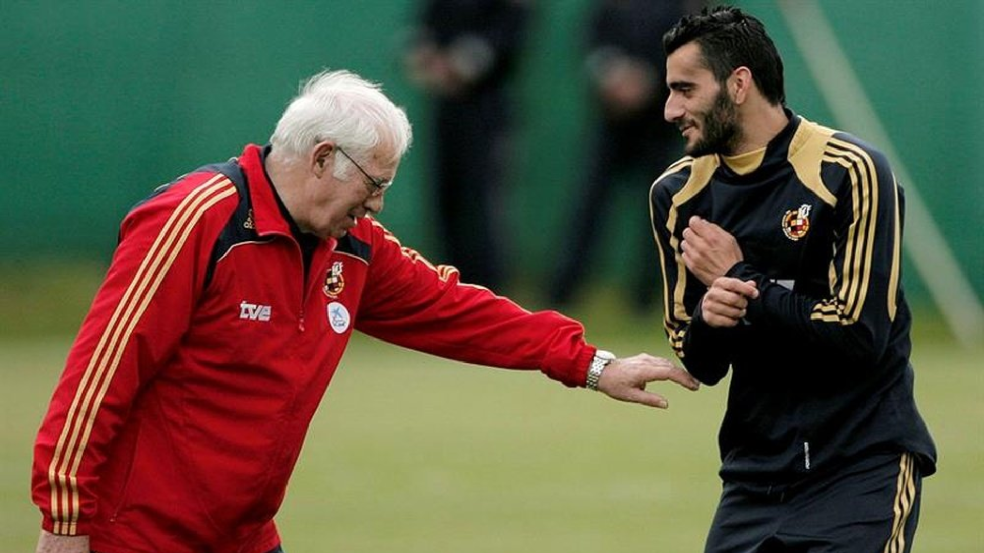 Luis Aragonés bromea con Dani Güiza en la Eurocopa 2008 Luis Aragonés bromea con Dani Güiza en la Eurocopa 2008