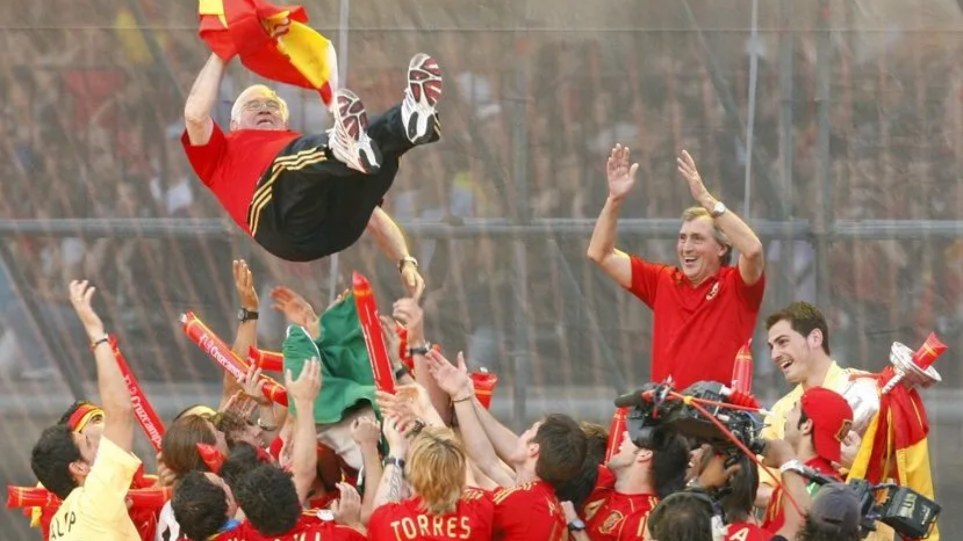 Luis Aragonés, manteado tras la Eurocopa 2008