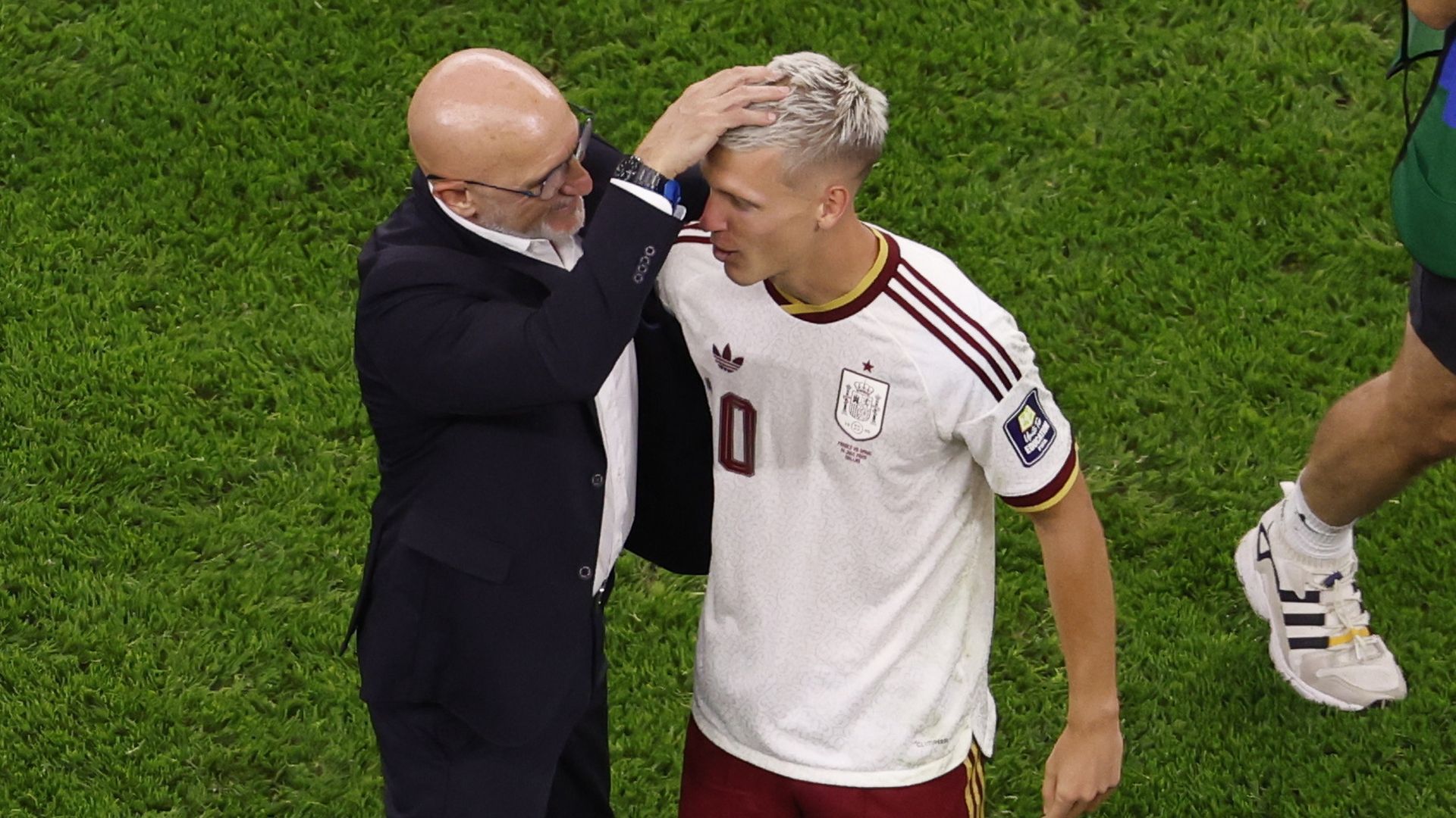 Luis de la Fuente, junto a Dani Olmo tras el partido.
