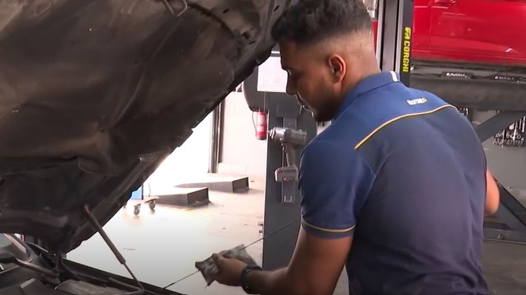 Coches viejos y con escaso mantenimiento, el otro gran riesgo en la carretera en verano: "Te sacan un ojo de la cara"