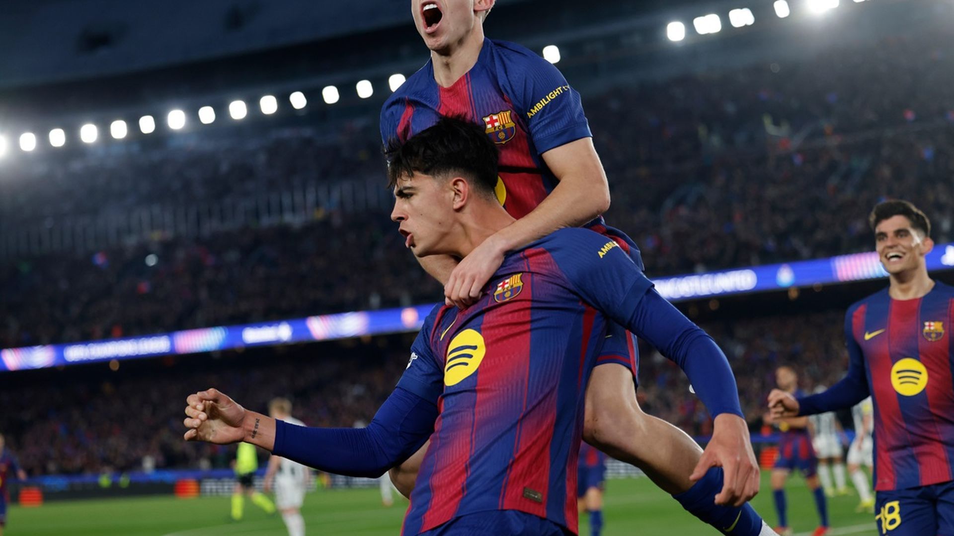 Marc Bernal celebra un gol en Champions League con el Barça Marc Bernal celebra un gol en Champions League con el Barça