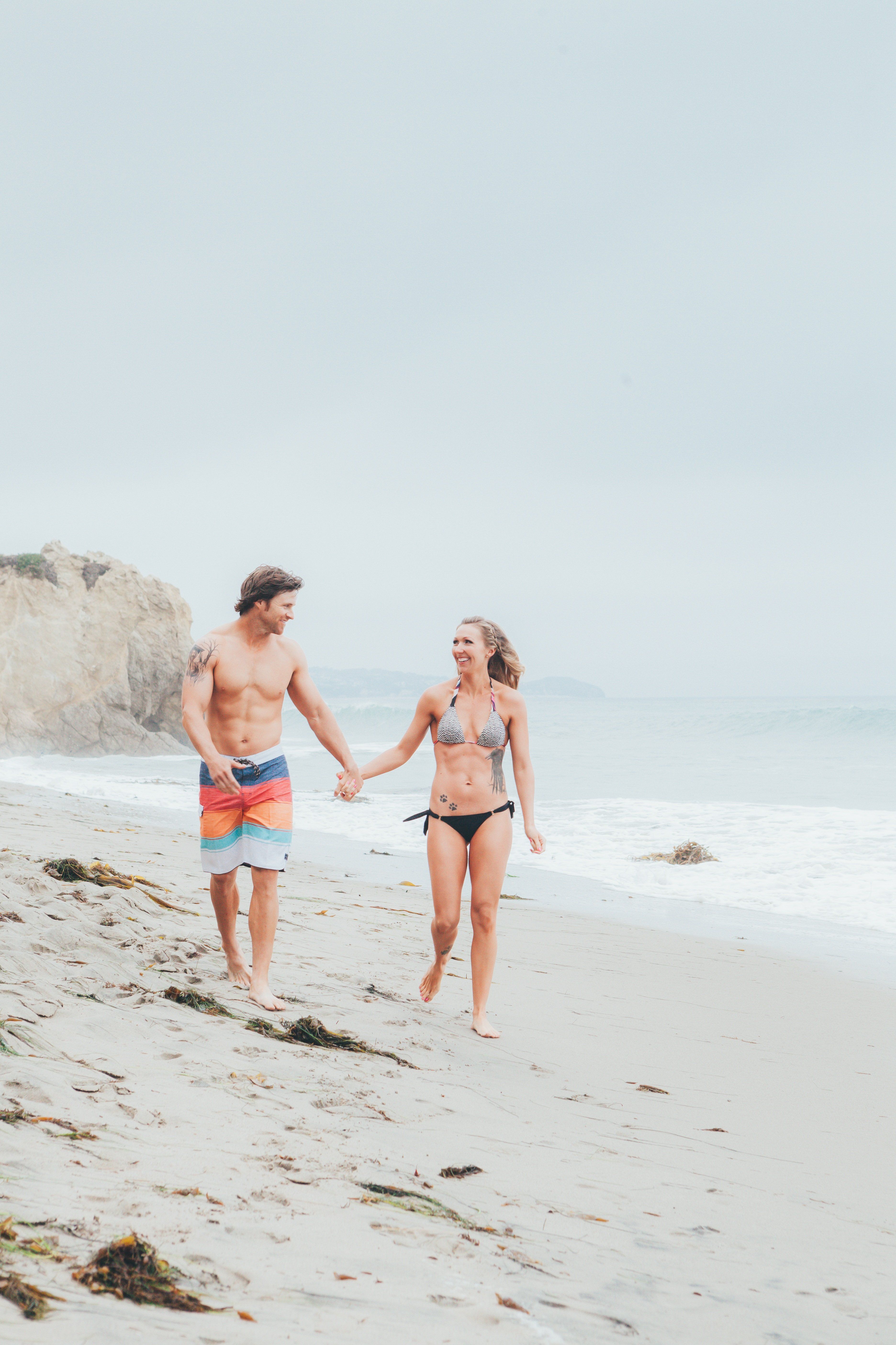 Pareja paseando por la playa