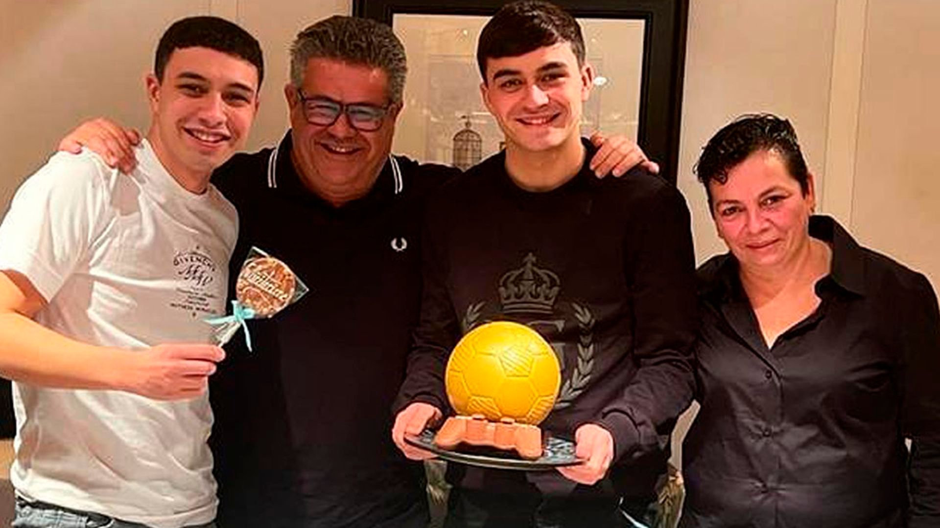 Pedri, con sus padres y su hermano
