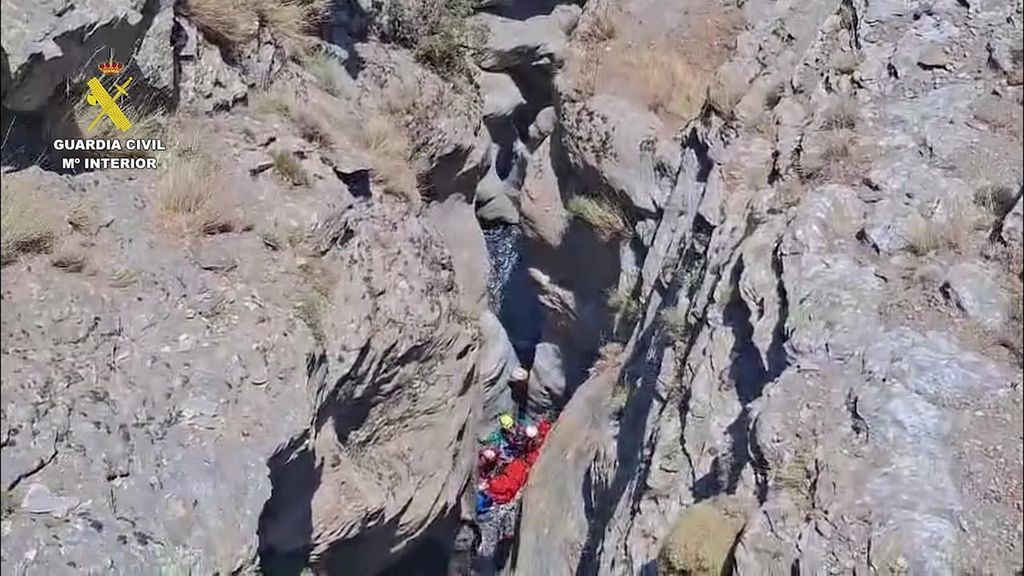 Rescate in extremis a una mujer con fracturas en la pierna tras caer por un barranco en Pórtugos, Granada