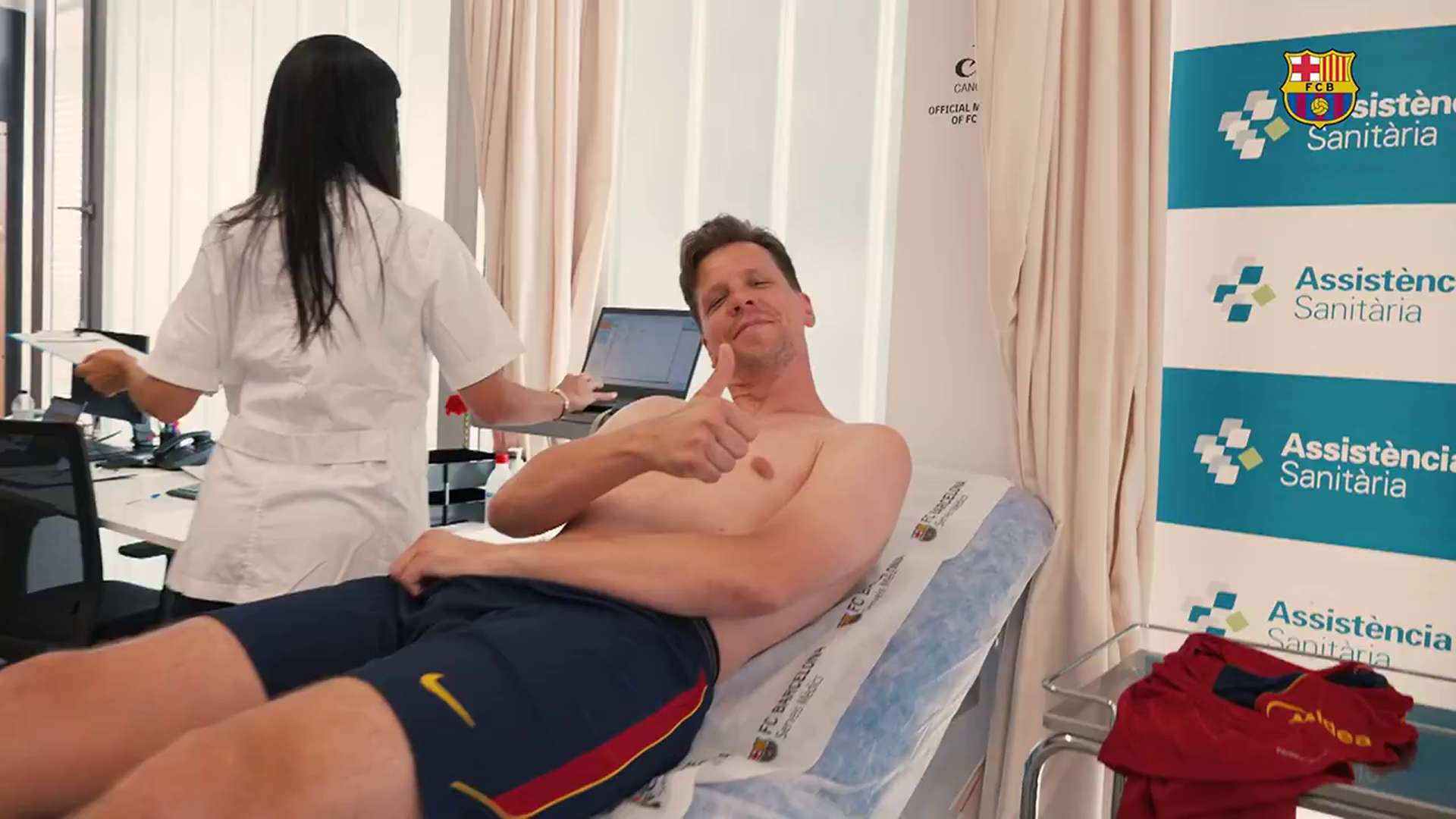Szczesny posa para los medios del club