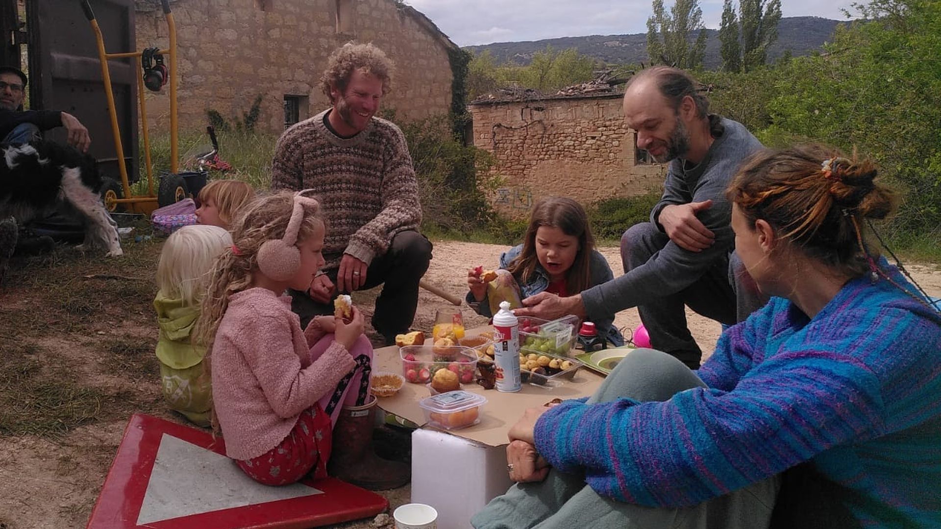 Tibor y parte de los habitantes de Bárcena de Burena Tibor y parte de los habitantes de Bárcena de Burena
