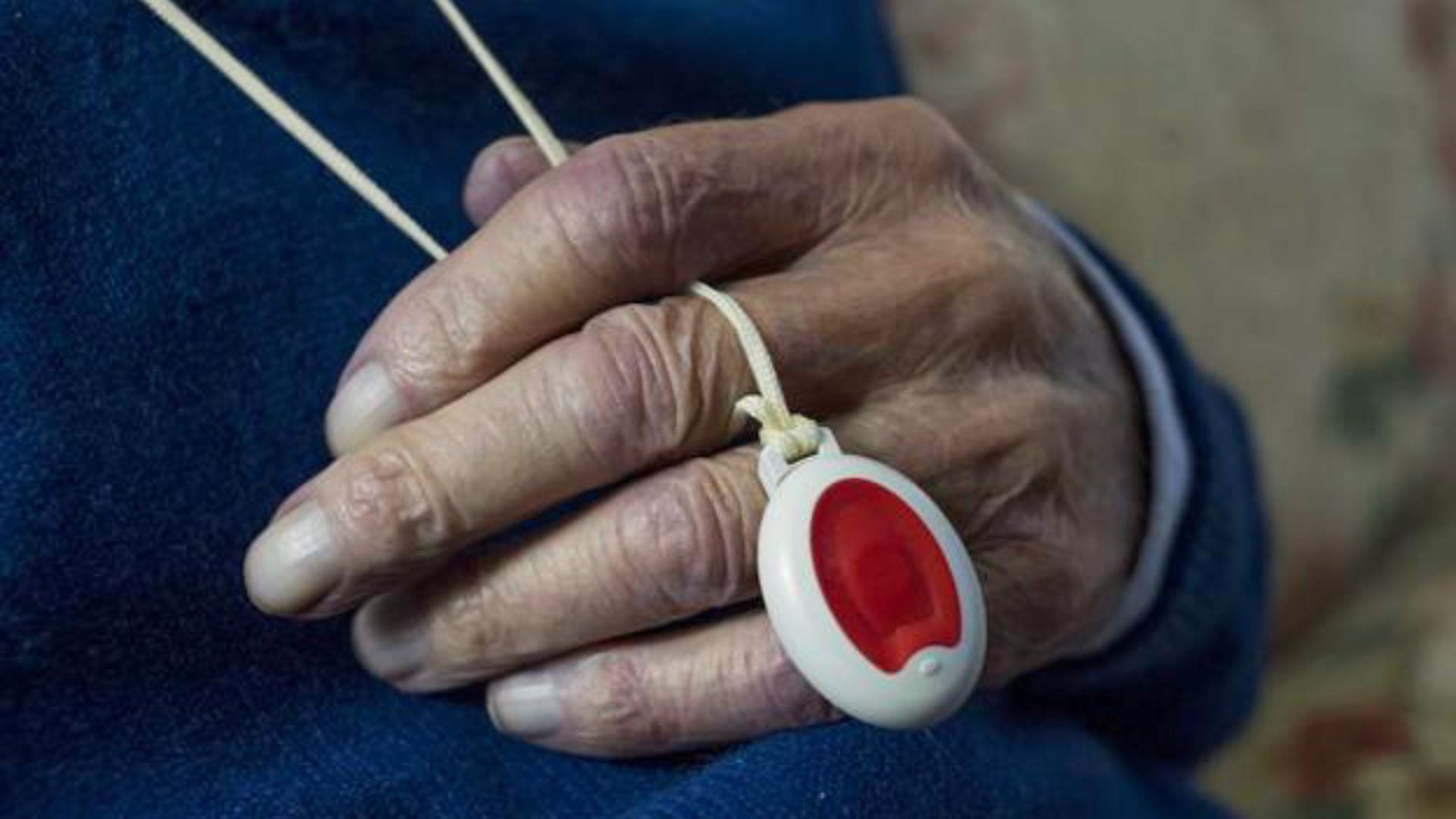 Una persona mayor con la medalla del servicio de teleasistencia de Euskadi. Una persona mayor con la medalla del servicio de teleasistencia de Euskadi.