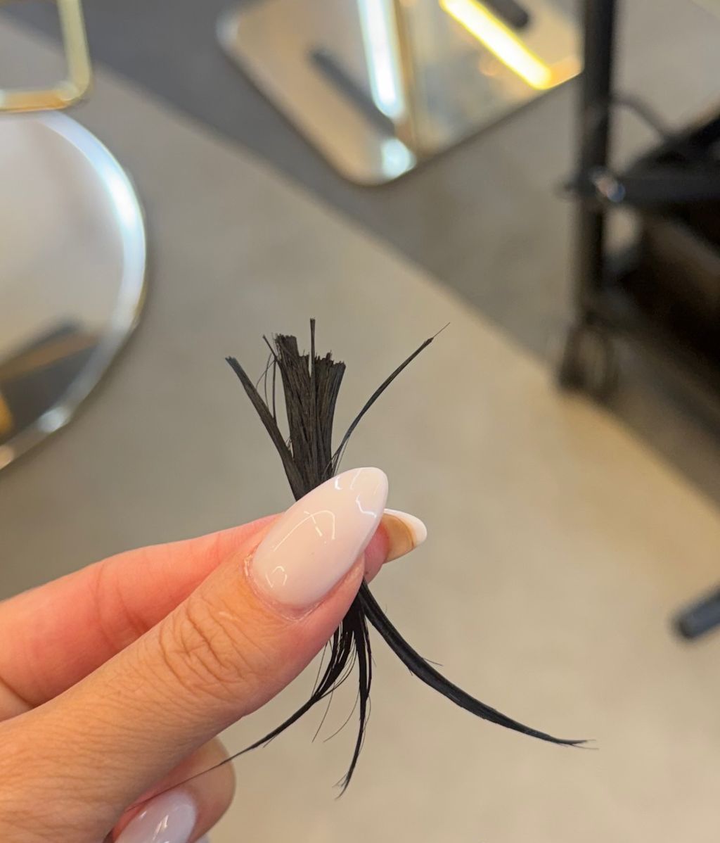 Naomi Asensi cortándose las puntas para sanearse el pelo