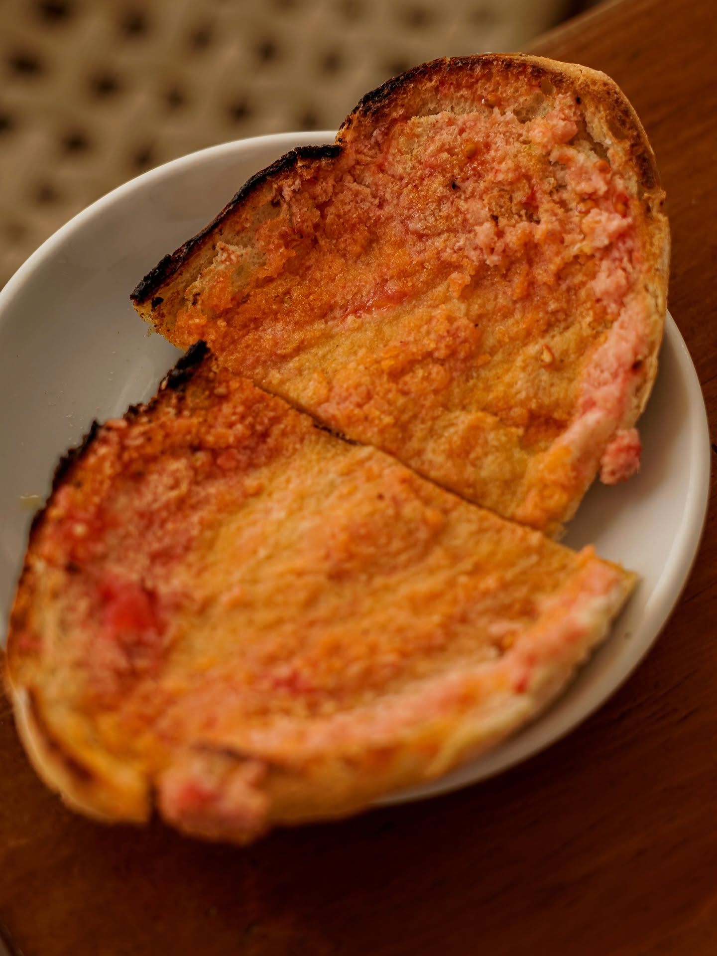 Tú decides si quieres jamón serrano, ibérico o de bellota para este insuperable pan tostado con tomate