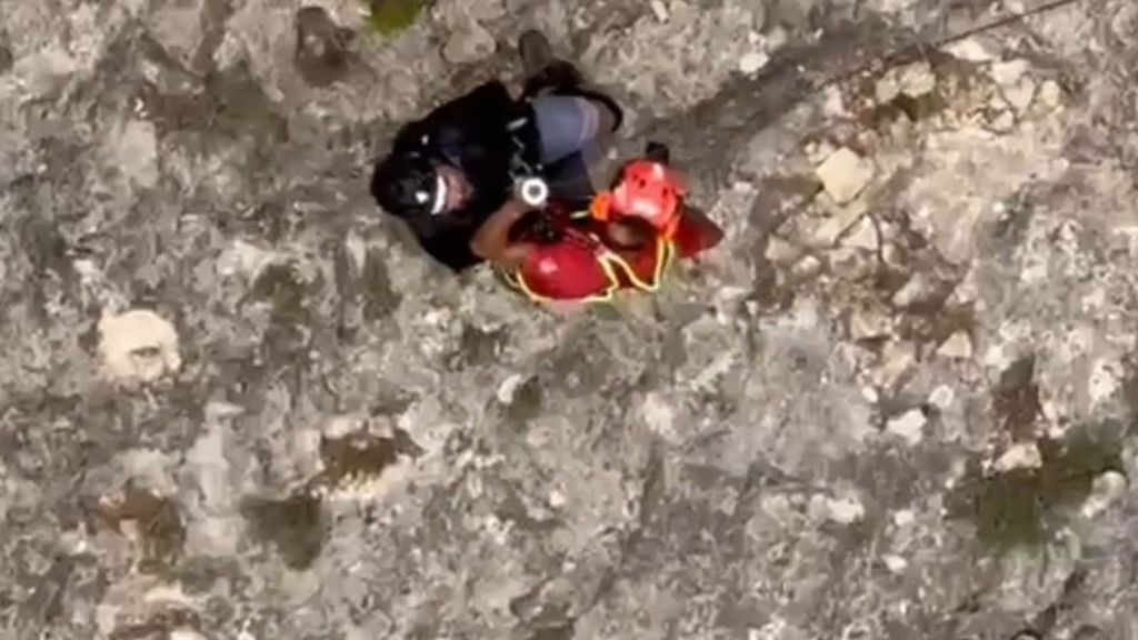 Dos hombres, uno en estado grave por un golpe de calor, rescatados en helicóptero en la montaña en Petrer, Alicante