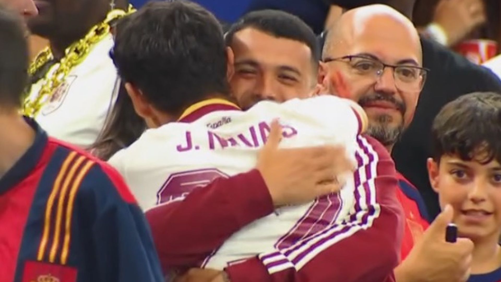 El abrazo entre Pedro Porro y Jesús Navas