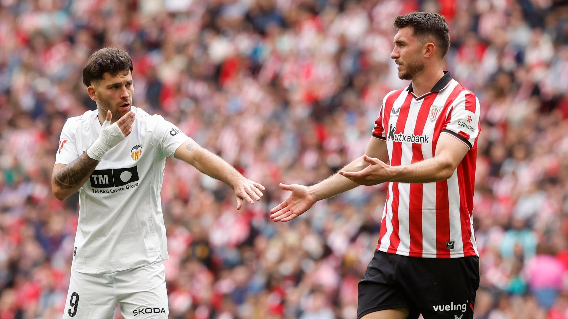 El delantero del Valencia Hugo Duro y el defensa del Athletic Aymeric Laporte