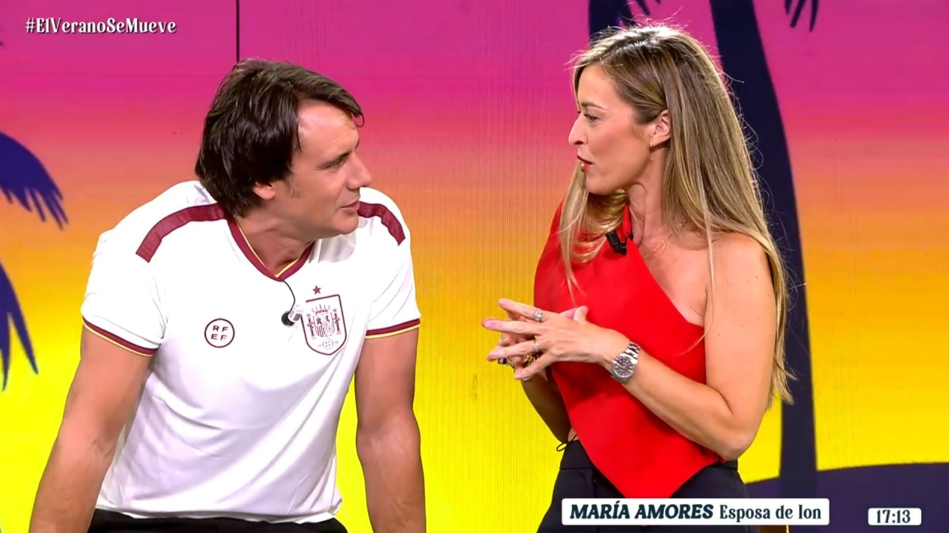 El encuentro entre Ion Aramendi y su pareja, María Amores, en 'El verano se mueve': "Tú eres más forofa del fútbol que yo" El encuentro entre Ion Aramendi y su pareja, María Amores, en 'El verano se mueve': "Tú eres más forofa del fútbol que yo"